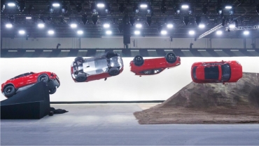 Noul Jaguar E-Pace reușește o rotire direct în Cartea Recordurilor :: VIDEO