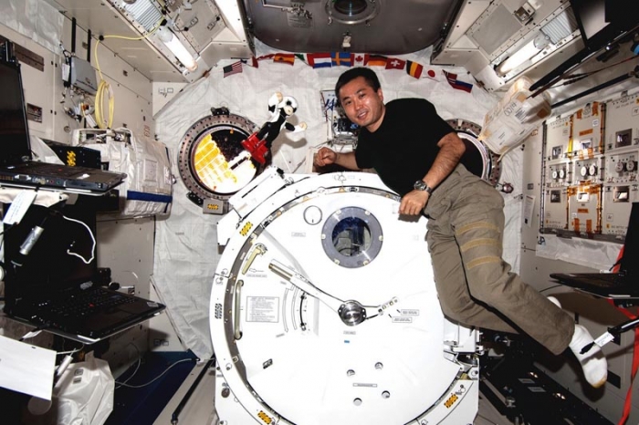 Robotul Kirobo al Toyota a vorbit, în spaţiu, cu un astronaut