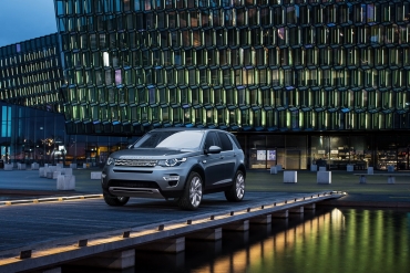 Noul Land Rover Discovery trimite 4 norocoşi în spaţiu