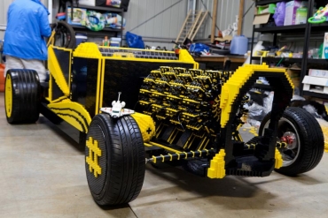 Maşină din piese lego, care merge cu aer, construită în România