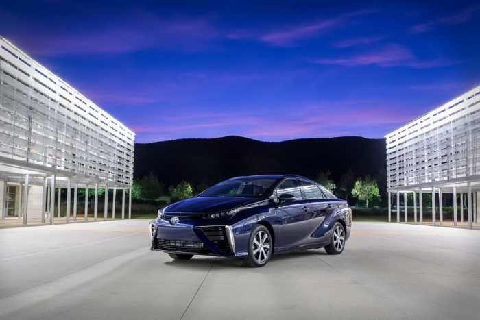 Ați încerca? Toyota: Apa evacuată pe eșapament, mai sigură decât laptele
