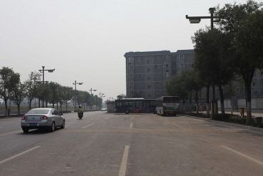 Bloc construit pe autostradă
