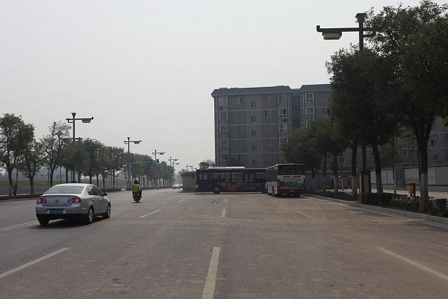 Bloc construit pe autostradă