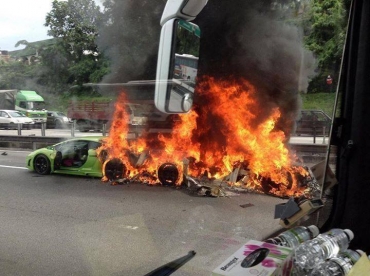 Trei Lamborghini au ars împreună
