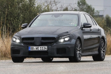 Mercedes C63 AMG, spionat cu mai puţin camuflaj