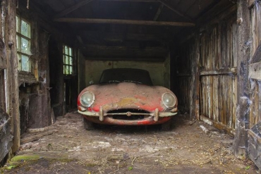 VIDEO: Un Jaguar E-type este scos la lumină pentru prima dată în 40 de ani