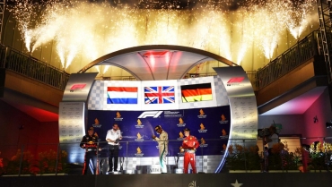 Hamilton conduce fără greșeală în Singapore și e cu o mână pe un nou titlu mondial!