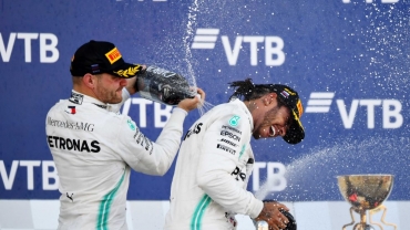 Hamilton câștigă în Rusia după ce piloții de la Ferrari nu reușesc să fructifice avantajul din startul cursei