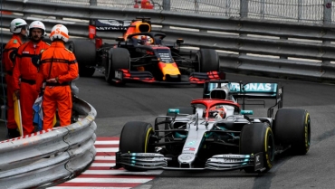 Hamilton câștigă miraculos în Monaco în ciuda problemelor cu pneurile