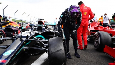Hamilton se târăște spre victorie în Marea Britanie terminând cursa doar cu trei roți