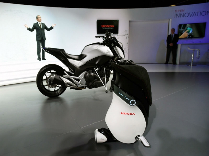 VIDEO: Honda a inventat motocicleta cu autoechilibru