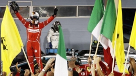 Vettel - Hamilton 2-1! Germanul câștigă în Bahrain și echipa Ferrari revine în top!