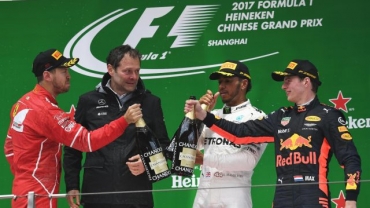Roată la roată! Hamilton câștigă în China în fața lui Vettel și îl egalează la general!