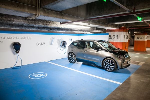 BMW Group România instalează două staţii de încărcare pentru maşini electrice în Băneasa Shopping City