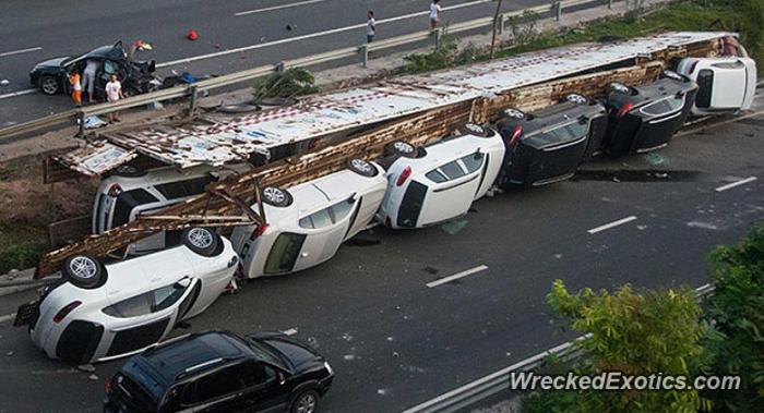 Un camion plin cu automobile scumpe s-a rasturnat in China