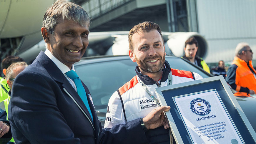 Record mondial pentru Porsche Cayenne după ce a tras un Airbus A30 de 285 de tone pe o distanță de 42 de metri