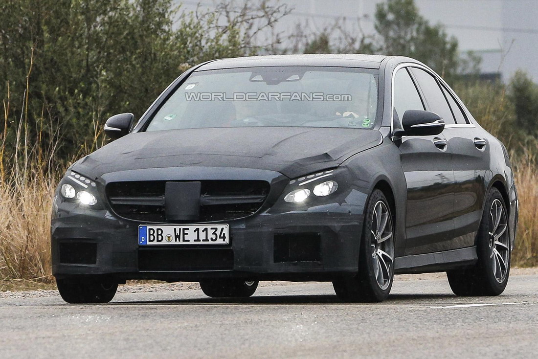 Mercedes C63 AMG, spionat cu mai puţin camuflaj