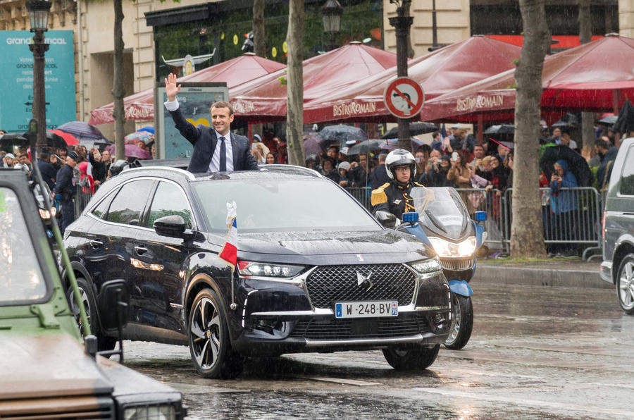 DS 7 Crossback debut 'high class' cu preşedintele Franţei la bord