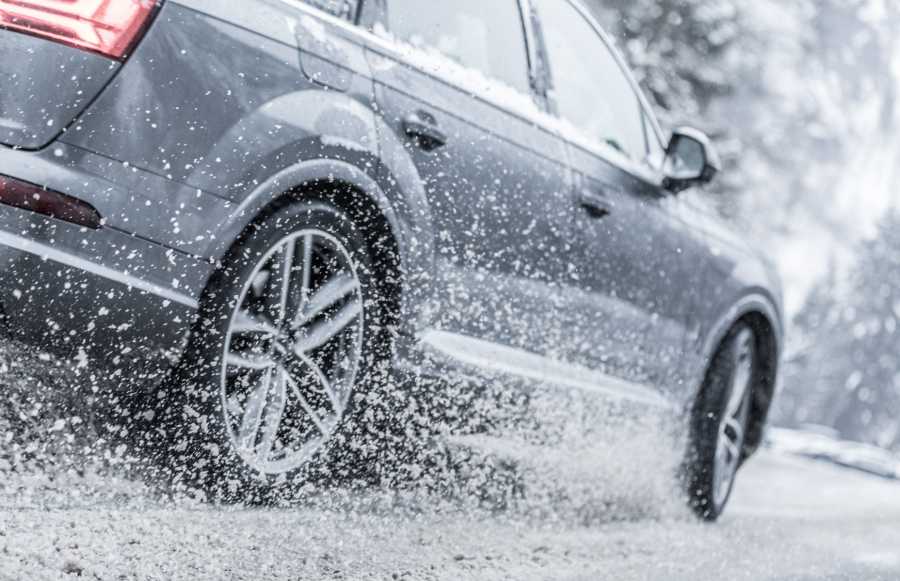 Condusul pe timp de iarnă: Sfaturi pentru șoferii cu puțină experiență în șofat