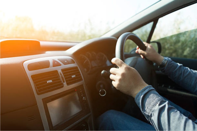 Autoritățile din România vor să interzică mașinile cu volanul pe dreapta